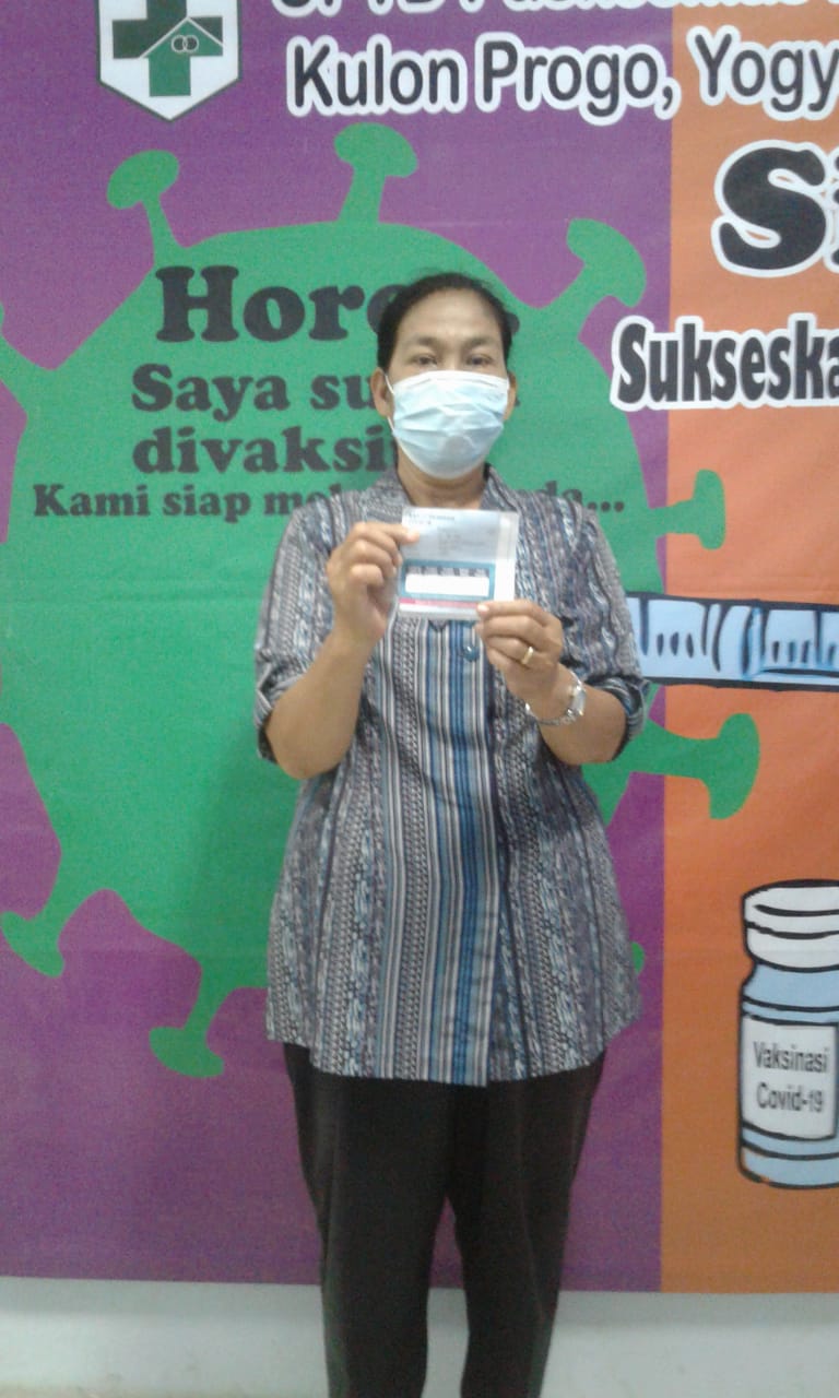 Lansia dan Kader Kesehatan Ngulakan Lakukan Vaksinasi